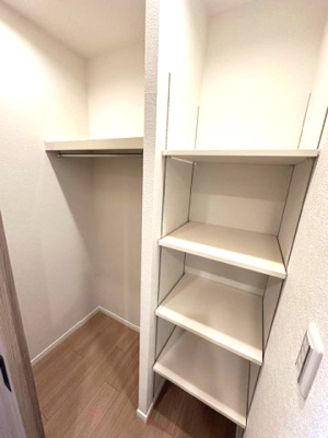 【収納】 | パストラルハイム豊中 | 玄関ホールにご家族で共有可能な大容量収納スペースを設けました！洗面室からも近く、洗濯後の片付けもスムーズです。