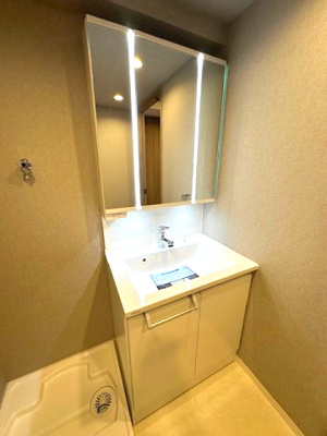 【独立洗面台】 | パストラルハイム豊中 | 鏡裏やボウル下に収納のある三面鏡付き洗面化粧台採用。歯ブラシやメイク道具など、生活感の出るアイテムがたっぷり収まります！