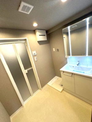 【脱衣所】 | パストラルハイム豊中 | お子様との入浴時も、一緒に準備ができるゆとりの広さ！洗濯機置き場も室内に確保し、雨天時も安心です。