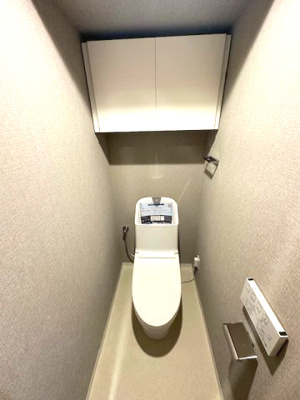 【トイレ】 | パストラルハイム豊中 | 寒い冬でも温かい便座で快適にご使用いただける温水洗浄便座付トイレ。温水で汚れを落とせるので、トイレットペーパーの節約にも！