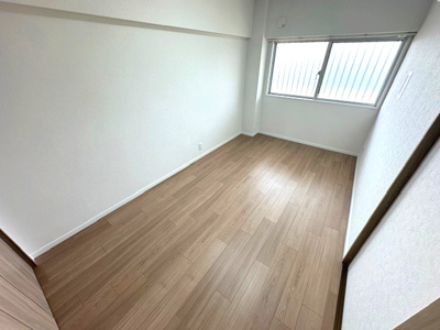 【洋室】 | パストラルハイム豊中 | 洋室6.1帖。北西面からやわらかな光が差し込みます。お好きなインテリアを揃え、お好みのお部屋作りをお楽しみください！