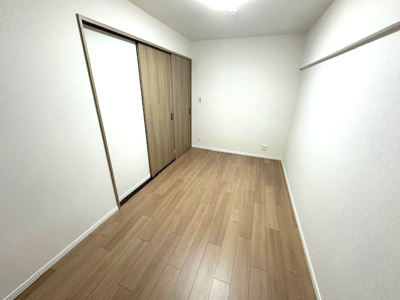 【洋室】 | パストラルハイム豊中 | 洋室4.5帖。キッチン横に配し、調理中でも見守りやすいお部屋です。お子様のお昼寝やプレイスペースにもオススメ！