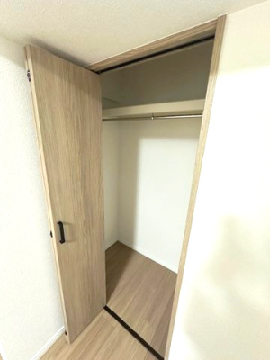 【収納】 | パストラルハイム豊中 | 洋室4.5帖のクローゼット。ハンガーパイプ付きで、洋服を折り畳まずに収納でき、シワにもなりにくそうですね！