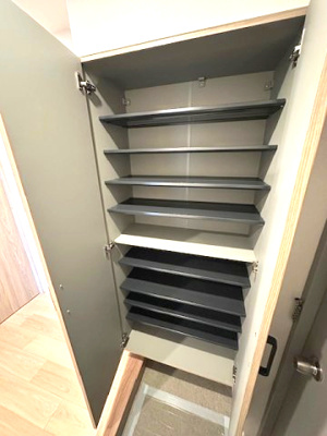 【収納】 | パストラルハイム豊中 | 靴のサイズに合わせられる可動棚仕様のシューズボックス！スニーカーや長靴など、様々な種類のものを片付けられますね。