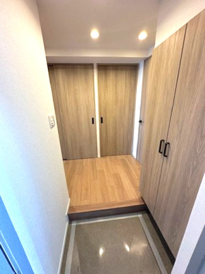 【玄関】 | パストラルハイム豊中 | 木のぬくもりと白を基調とした明るい玄関です。※掲載中の写真は広角レンズで撮影のため、実際の見え方とは異なります。