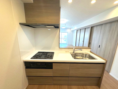 【キッチン】 | パストラルハイム豊中 | 複数品同時調理も可能な三口コンロ搭載のキッチン！スライド式収納など設備充実で、調理もサクサク捗りますね。