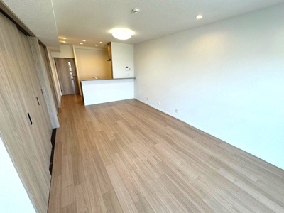 【居間・リビング】 | パストラルハイム豊中 | 対面式キッチンを採用し、ご家族間のコミュニケーションも取りやすい空間設計！調理中でも会話が弾みます。