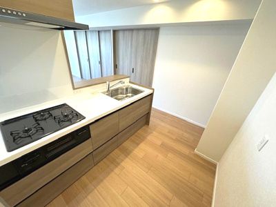 【キッチン】 | パストラルハイム豊中 | フライパンや大きなお鍋の取り出しもスムーズなスライド式収納。調理中でもサッと取り出せ、ストレスフリー！