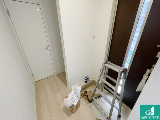 京都市北区西賀茂蟹ケ坂町　第1期　新築一戸建ての玄関|シューズボックスにはたくさんの靴が収納できるので玄関周りはいつもスッキリ！ご家族が増えても安心！