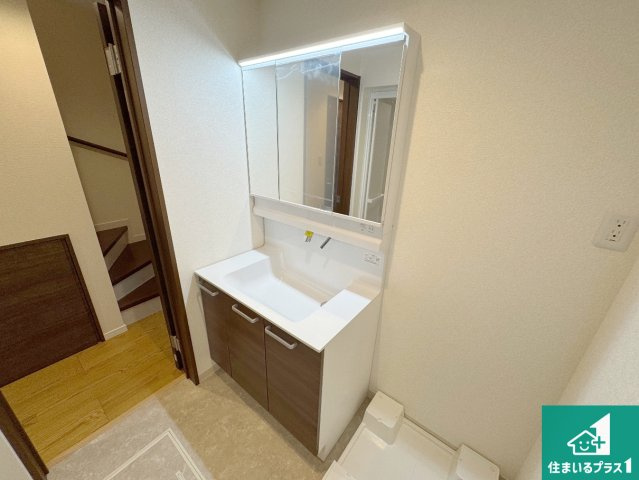 尼崎市西昆陽　新築一戸建ての独立洗面台|清潔感のある洗面台です。フラットな鏡は掃除がしやすく毎日清潔！鏡裏には収納があるのでスッキリとした洗面台が保てます。