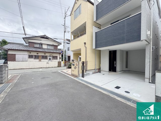 尼崎市西昆陽　新築一戸建ての前面道路含む現地写真|周辺は閑静な住宅街！前面道路広々で車の出し入れも便利です。駐車が苦手な方でも安心して車庫入れできます！