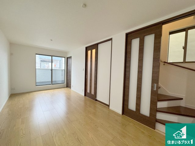 尼崎市西昆陽　新築一戸建ての居間・リビング|日当たり良好の明るいリビングで朝の目覚めもスッキリできそう！対面キッチンでご家族のコミュニケーションも自然と増える設計！小さなお子様が遊ぶスペースを作っても広々とくつろげるLDK！