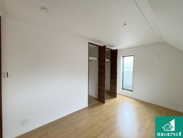 尼崎市西昆陽　新築一戸建ての洋室|シンプルな洋室は、自分好みのインテリアが楽しめます♪ご家族とインテリアや家具を選びに行くのは新築購入時の醍醐味の一つです。ぜひお楽しみください♪