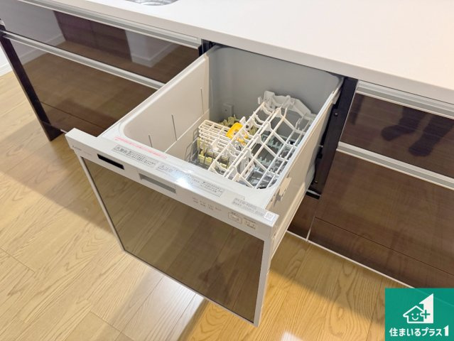 尼崎市西昆陽　新築一戸建ての設備|食事後の一仕事、食器洗いをボタン一つでお任せできちゃいます！場所を取らないビルトイン式なので、お料理スペースもしっかり確保！