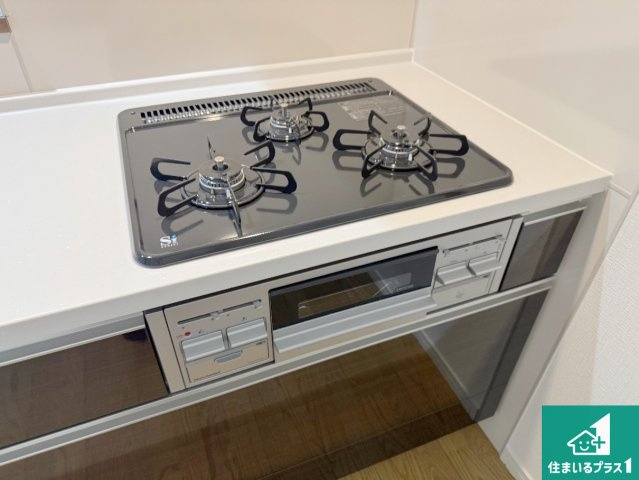尼崎市西昆陽　新築一戸建ての設備|ダブル高火力Ｓｉセンサー付きコンロ！３口あるので、まとめて料理をする時も大活躍！