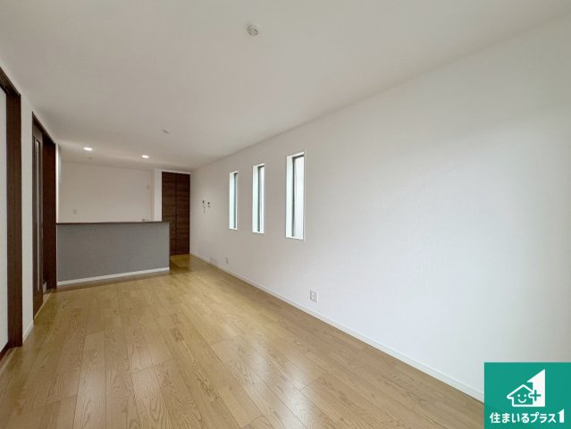 尼崎市西昆陽　新築一戸建ての居間・リビング|日当たり良好の明るいリビングで朝の目覚めもスッキリできそう！対面キッチンでご家族のコミュニケーションも自然と増える設計！小さなお子様が遊ぶスペースを作っても広々とくつろげるLDK！