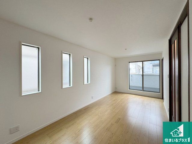 尼崎市西昆陽　新築一戸建ての居間・リビング|シンプルなリビングは、観葉植物等のインテリアを楽しめますね！パパ好みにも、ママ好みにも家具次第で雰囲気を変えることができます！