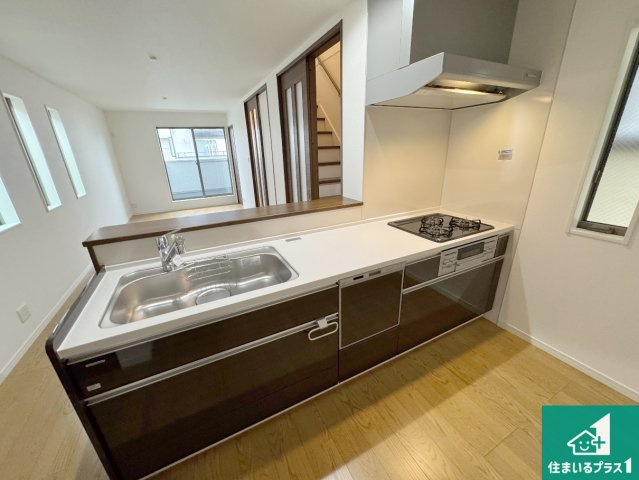 尼崎市西昆陽　新築一戸建てのキッチン|リビングと統一感があり、使い勝手のいいキッチン。広々としているので、二人並んで作業が出来ちゃいます。お子様と一緒に色々なお料理に挑戦できるスペースがあります。