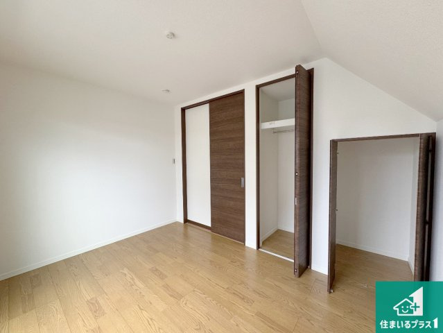 尼崎市西昆陽　新築一戸建ての洋室|収納スペースが充実しているので子供の成長に合わせてたくさん収納ができます！家族構成に合わせた様々な活用ができる収納！