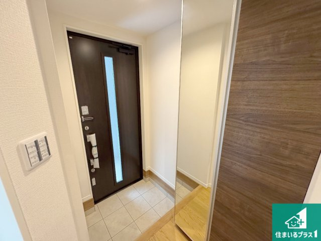 尼崎市西昆陽　新築一戸建ての玄関|シューズボックスにはたくさんの靴が収納できるので玄関周りはいつもスッキリ！ご家族が増えても安心！