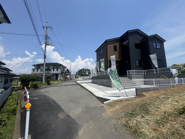 新築　桐生市広沢町第6　Livele Garden.S　3号棟の前面道路含む現地写真|現地写真　西側接道幅員約6.4ｍ	南側接道幅員約1.5ｍ