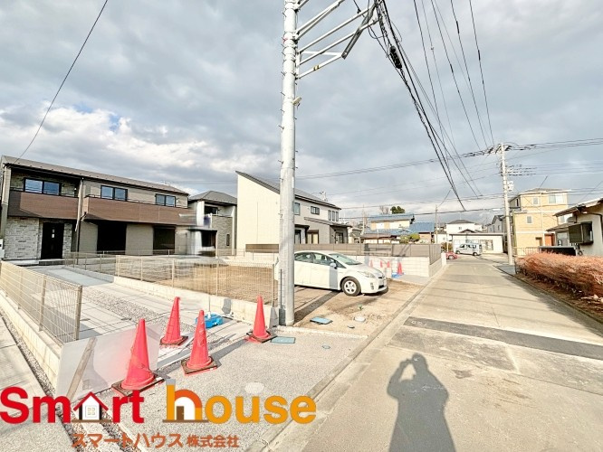 相模原市緑区大島　新築全４棟！の前面道路含む現地写真|お住まいの前面道路が広いと駐車が楽になり、陽当たりも遮られないので明るく居心地の良いお家になります♪