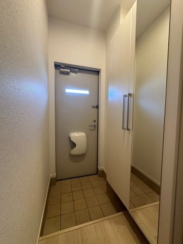 メゾンアゼリアの玄関