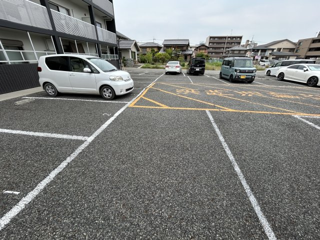 グランシャリオ2の駐車場