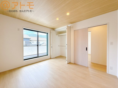 【寝室】 | 葵区山崎1　戸建　B区画 | バルコニーに面したお部屋なので、布団などの大きなものも楽々干せます♪