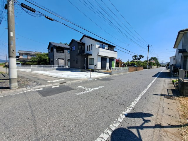 新築　太田市鶴生田町第4　Livele  Garden.S　2号棟の前面道路含む現地写真|現地写真　西側接道幅員約4ｍ　南側接道幅員約7.1ｍ	