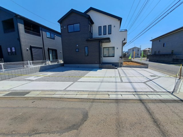 新築　太田市鶴生田町第4　Livele  Garden.S　2号棟の駐車場|現地写真　駐車スペースは並列4台分可能です！

