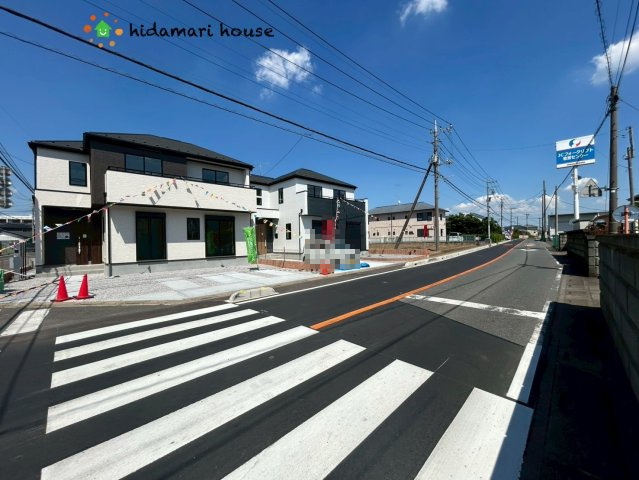 伊奈町寿4期　新築戸建　グラファーレ01の前面道路含む現地写真