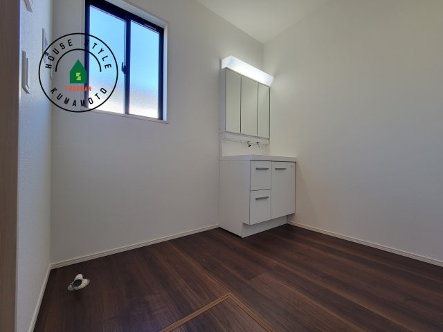 熊本市東区新外3丁目第1-2棟（1号棟）　の脱衣所|ゆとりの洗面スペースで朝の身支度もスムーズに。暮らしを快適に変えるシャワー付洗面台です！