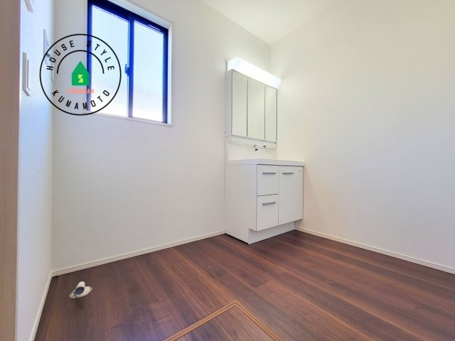 熊本市東区新外3丁目第1-2棟（1号棟）　の脱衣所|ゆとりの洗面スペースで朝の身支度もスムーズに。暮らしを快適に変えるシャワー付洗面台です！