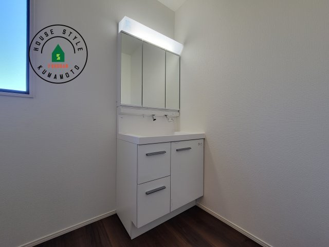 熊本市東区新外3丁目第1-2棟（1号棟）　の独立洗面台|毎日使うものだから清潔な空間を保ちたい水回り。洗面にはそんな願いを解消させてくれる収納アイデアが満載です。三面鏡の裏側にはキャビネットが現れ小物から背の高い物まで収納できます。