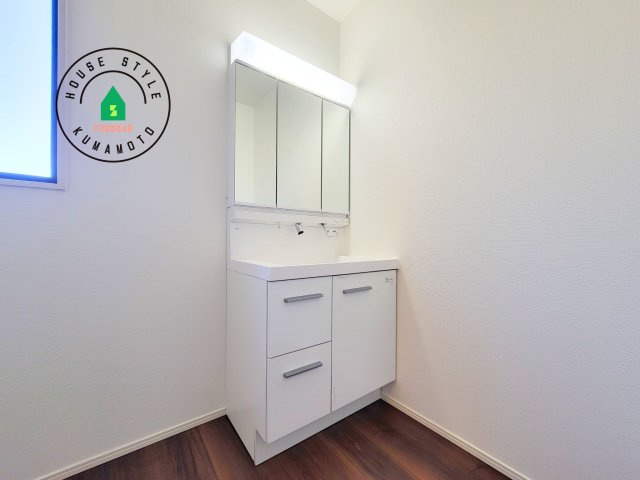 熊本市東区新外3丁目第1-2棟（1号棟）　の独立洗面台|毎日使うものだから清潔な空間を保ちたい水回り。洗面にはそんな願いを解消させてくれる収納アイデアが満載です。三面鏡の裏側にはキャビネットが現れ小物から背の高い物まで収納できます。