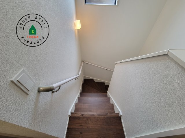 熊本市東区新外3丁目第1-2棟（1号棟）　の内装|階段からも明るい光が入ります。採光や通風も階段の重要な役割です。