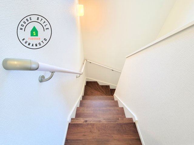 熊本市東区新外3丁目第1-2棟（1号棟）　の内装|＜手すり付階段＞手すりがないと階段の昇り降りで危険なことはもちろん、壁に手をつきながら歩くことで壁紙が汚れやすくなります。すべての方に快適に昇り降りしていただくため、手すりを設置しました。