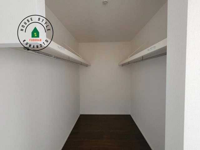 熊本市東区新外3丁目第1-2棟（1号棟）　の収納|洋服や大きな荷物が多い方や人数の多いご家族などは、一般的なクローゼットよりもウォークインクローゼットのほうが使い勝手が良いです。