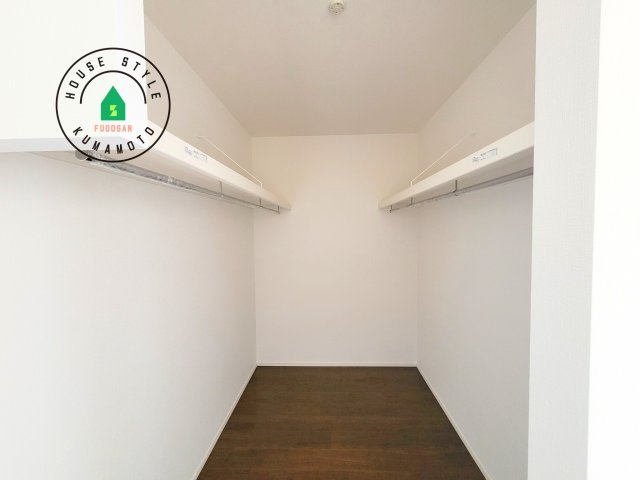 熊本市東区新外3丁目第1-2棟（1号棟）　の収納|洋服や大きな荷物が多い方や人数の多いご家族などは、一般的なクローゼットよりもウォークインクローゼットのほうが使い勝手が良いです。