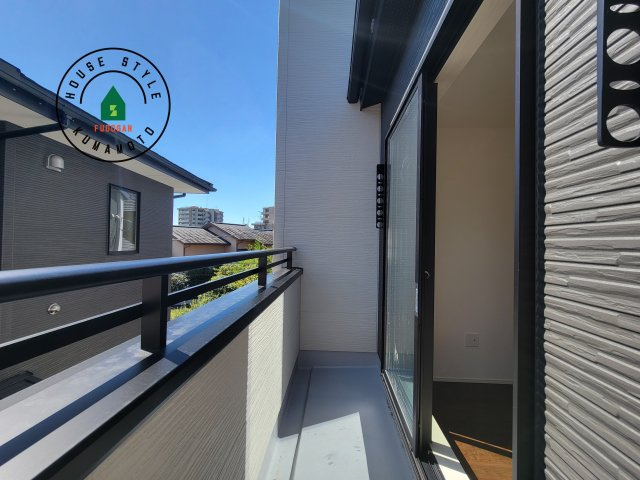 熊本市東区新外3丁目第1-2棟（1号棟）　のバルコニー|風をしっかりと感じられるバルコニーでは、毎日が洗濯日和です。広々としているので洗濯も楽しくなるでしょうし、気分転換にバルコニーからの眺めを楽しむのもいいでしょう。