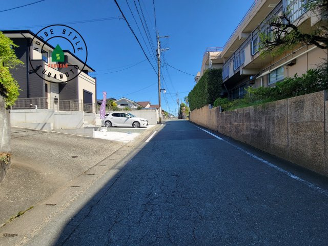 熊本市東区新外3丁目第1-2棟（1号棟）　の前面道路含む現地写真|前面道路は閑静な住宅地をはしる車通りの少ない道路。お車の出し入れが苦手なママや小さなお子様にも安心ですね。しっかり舗装もされているので、ベビーカーや自転車で通っても快適に通行できます。