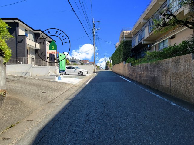 熊本市東区新外3丁目第1-2棟（1号棟）　の前面道路含む現地写真|前面道路は閑静な住宅地をはしる車通りの少ない道路。お車の出し入れが苦手なママや小さなお子様にも安心ですね。しっかり舗装もされているので、ベビーカーや自転車で通っても快適に通行できます。