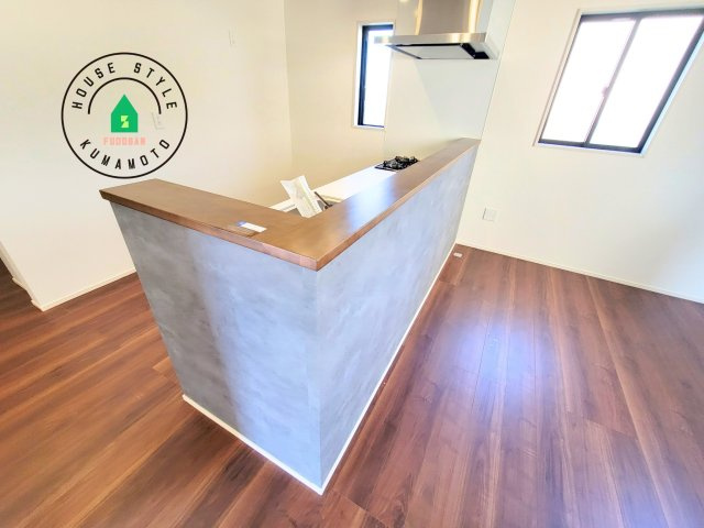 熊本市東区新外3丁目第1-2棟（1号棟）　のダイニング|キッチンから立ち込める香りが今日の料理を期待させます。