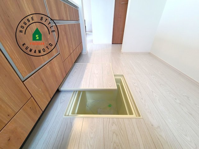 熊本市東区新外3丁目第1-2棟（1号棟）　の設備|床下収納　小さな間口で床下スペースを有効に使用できす。