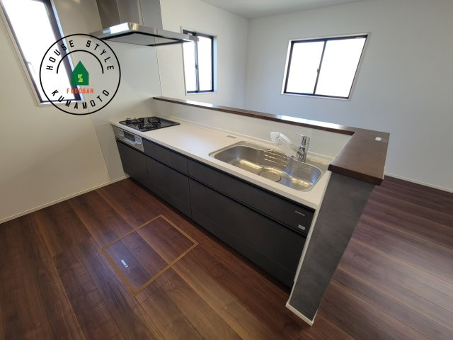 熊本市東区新外3丁目第1-2棟（1号棟）　のキッチン|ご家族を近くに感じられる対面キッチンのLDK。会話もはずみそうですね。