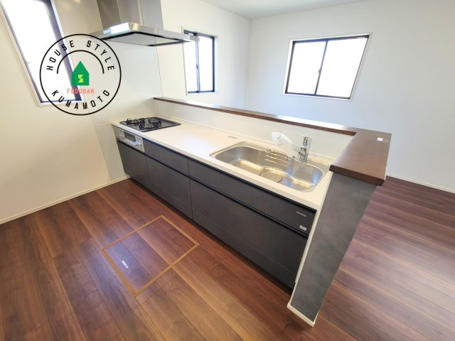 熊本市東区新外3丁目第1-2棟（1号棟）　のキッチン|ダイニングテーブルへの配膳がラクラク、お料理はかどるカウンター付きシステムキッチン！