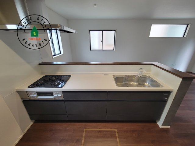 熊本市東区新外3丁目第1-2棟（1号棟）　のキッチン|ダイニングテーブルへの配膳がラクラク、お料理はかどるカウンター付きシステムキッチン！