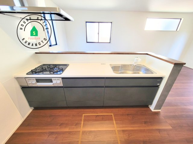 熊本市東区新外3丁目第1-2棟（1号棟）　のキッチン|ご家族を近くに感じられる対面キッチンのLDK。会話もはずみそうですね。