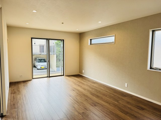 八王子市　絹ケ丘　新築一戸建て　５期の居間・リビング|～17.63帖の明るいLDKで、家族団欒の時間をお過ごしいただけます～